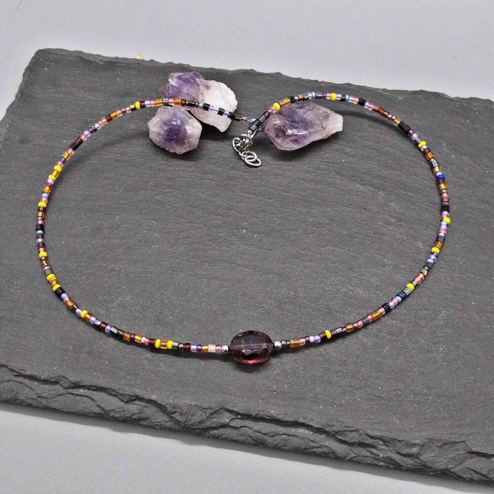Choker bunt mit amethystfarbenem Kristall