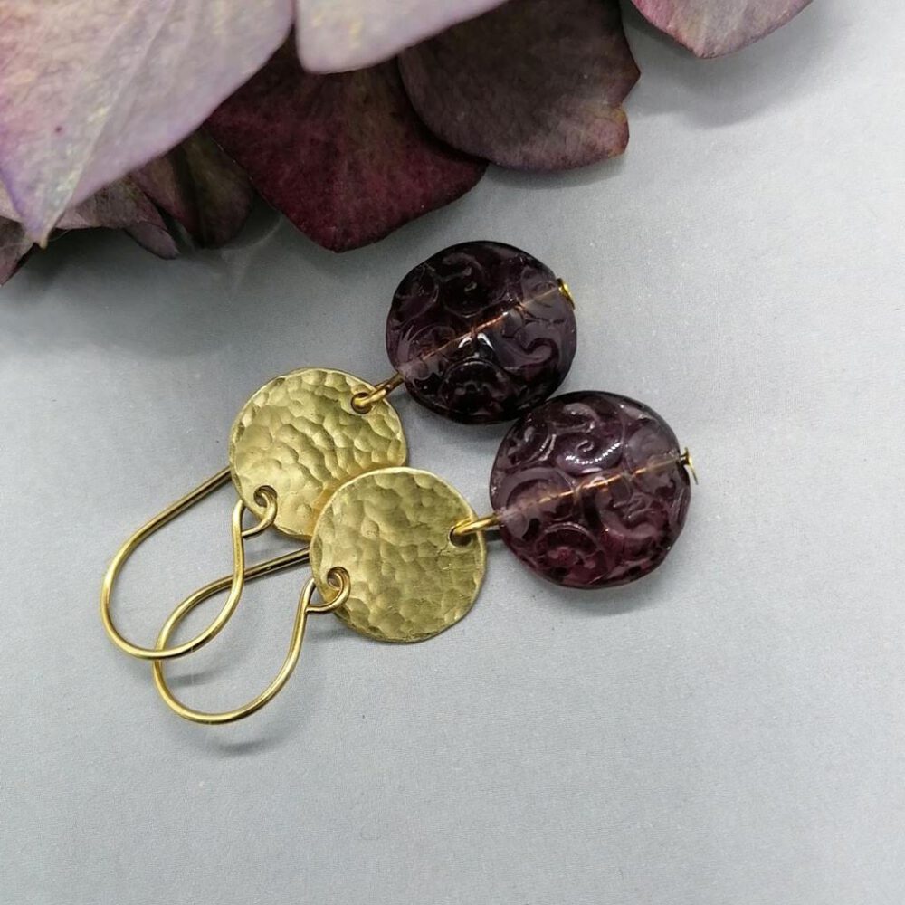 messing-scheiben-gehaemmerte-ohrringe Ohrhänger violett-gold