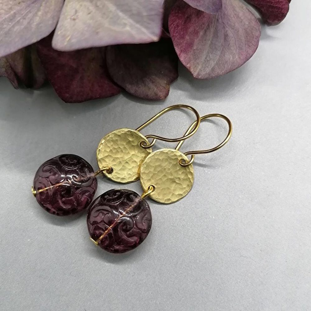 ohrhaenger-messing-gehaemmert-mit-violetter-glasperle Ohrhänger violett-gold