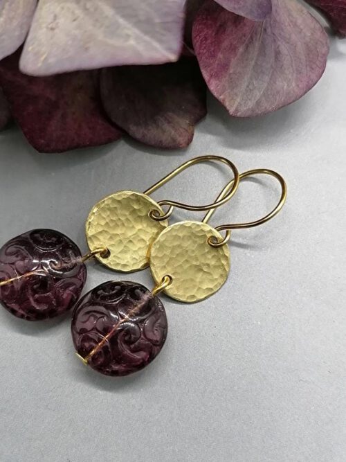 ohrhaenger-messing-gehaemmert-mit-violetter-glasperle Ohrhänger violett-gold