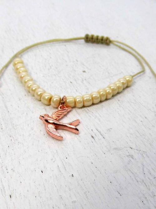 perlen-armband-mit-schwalben-anhaenger-vanille-rosegold Armband Schwalbe rosegold