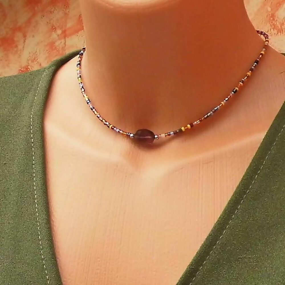 Choker bunt mit amethystfarbenem Kristall