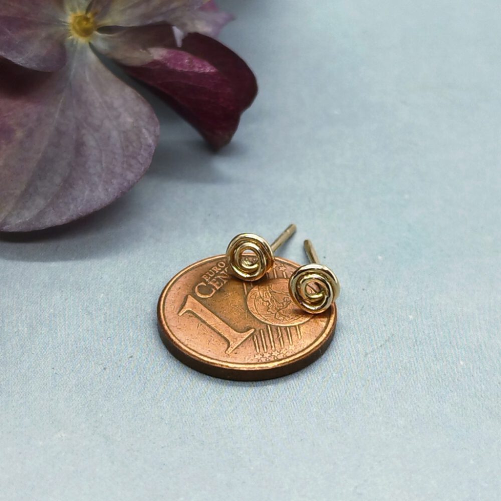 Größenvergleich der goldenen Spiralohrstecker auf einem Centstück Ohrstecker Mini Spirale Goldfilled