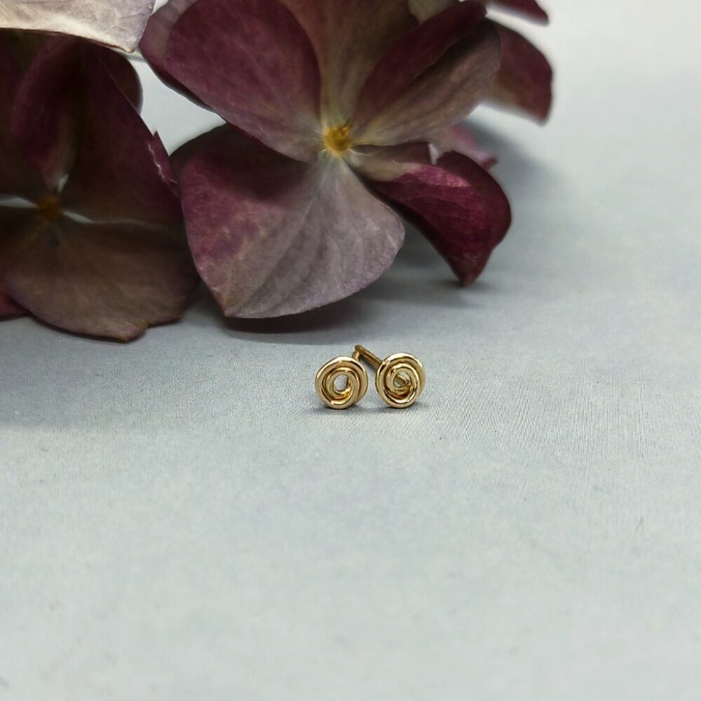 Mini Spiralen Ohrstecker aus Goldfilled Draht Ohrstecker Mini Spirale Goldfilled