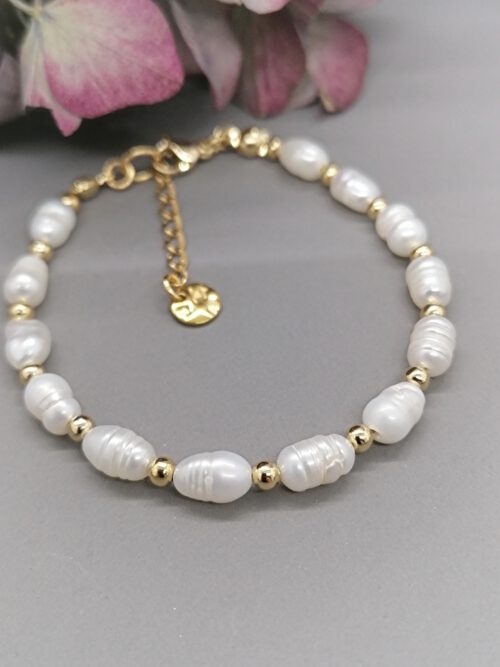 armband-aus-weissen-suesswasserperlen-und-vergoldetem-edelstahl Armband Süsswasserperlen Edelstahl gold
