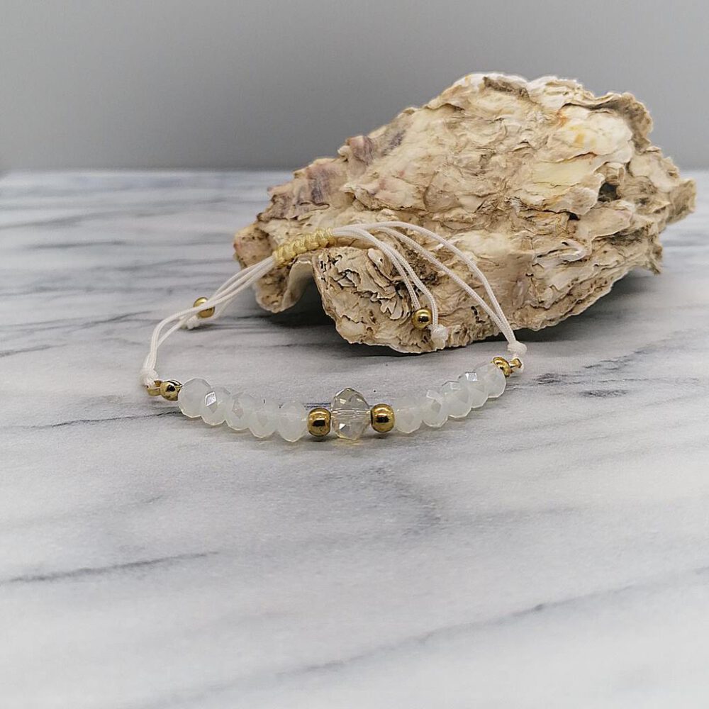 Armband mit opalfarbenen Kristallen