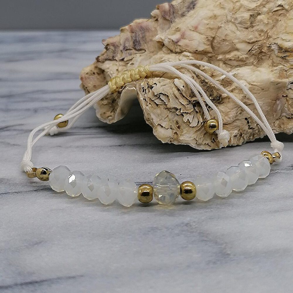 Armband mit opalfarbenen Kristallen