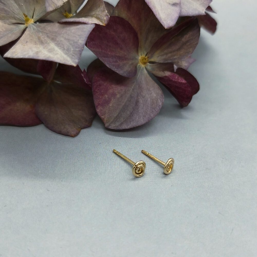 goldene Spiralen als kleine Ohrstecker Ohrstecker Mini Spirale Goldfilled