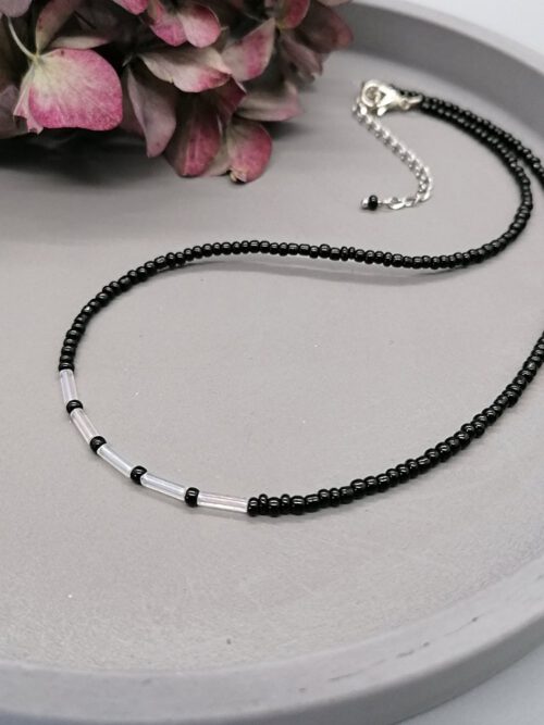 kurze-schwarze-perlenkette-mit-stiftperlen-in-der-mitte Perlen Choker schwarz