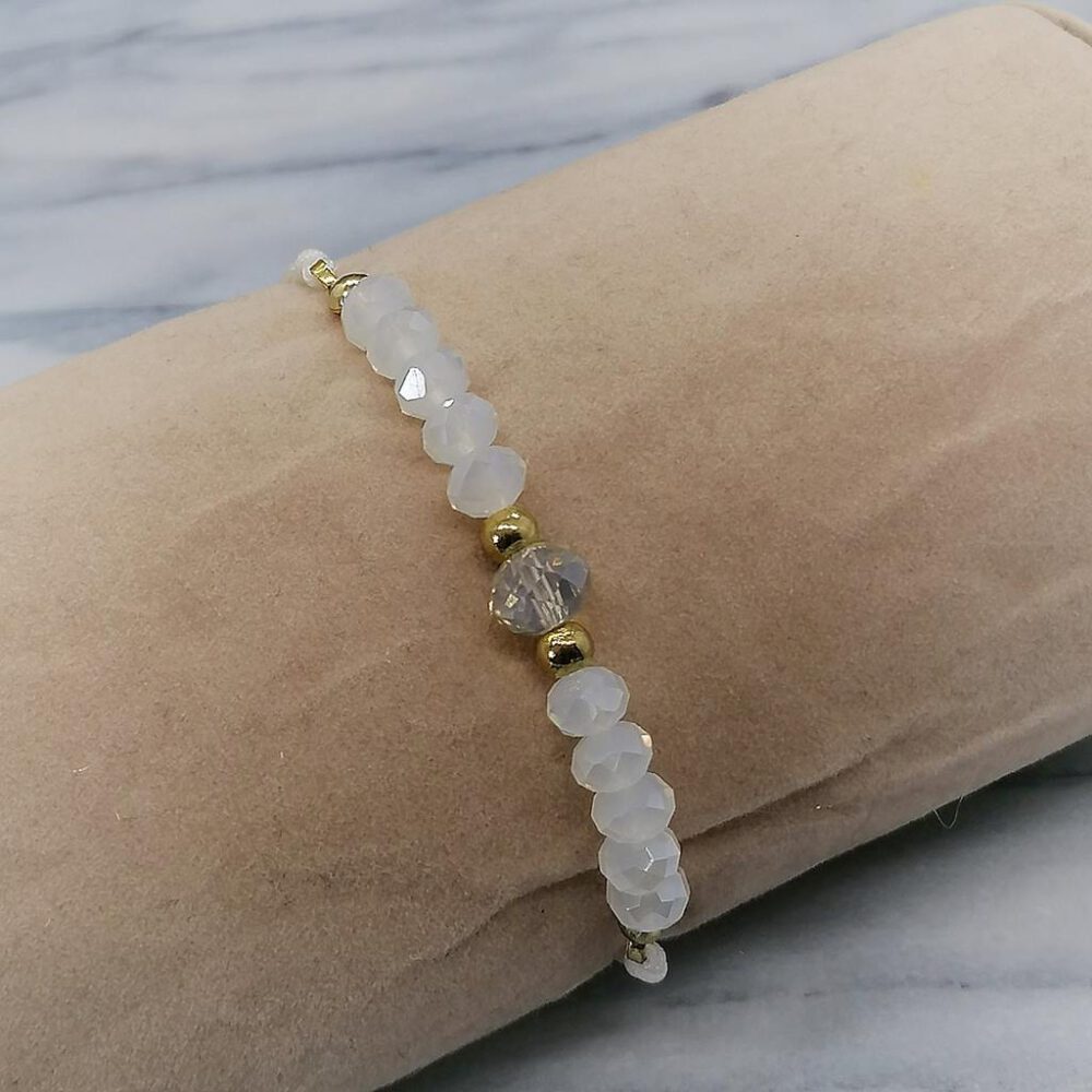 Armband mit opalfarbenen Kristallen