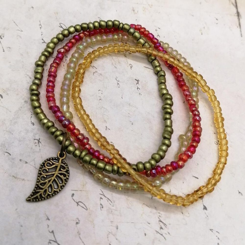 4-teiliges-stretch-armband-set-gruen-rot Armband Set rot-grün mit Blatt Anhänger