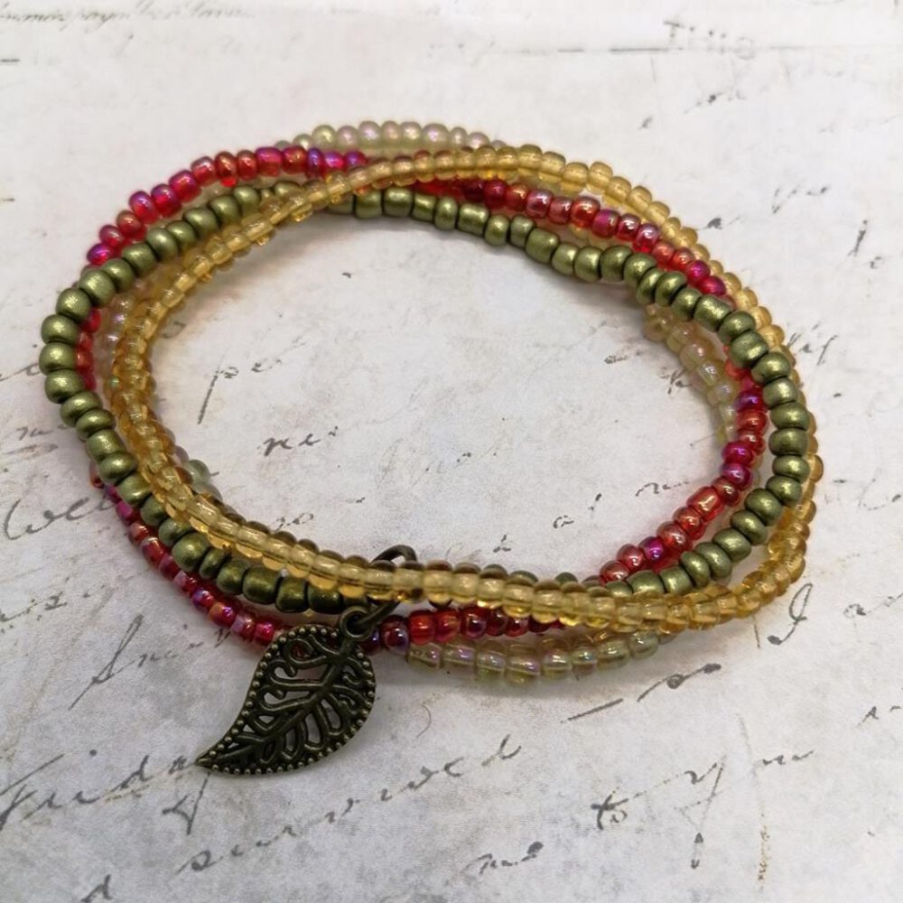 armband-set-elastisch-rot-gruen-bronze Armband Set rot-grün mit Blatt Anhänger