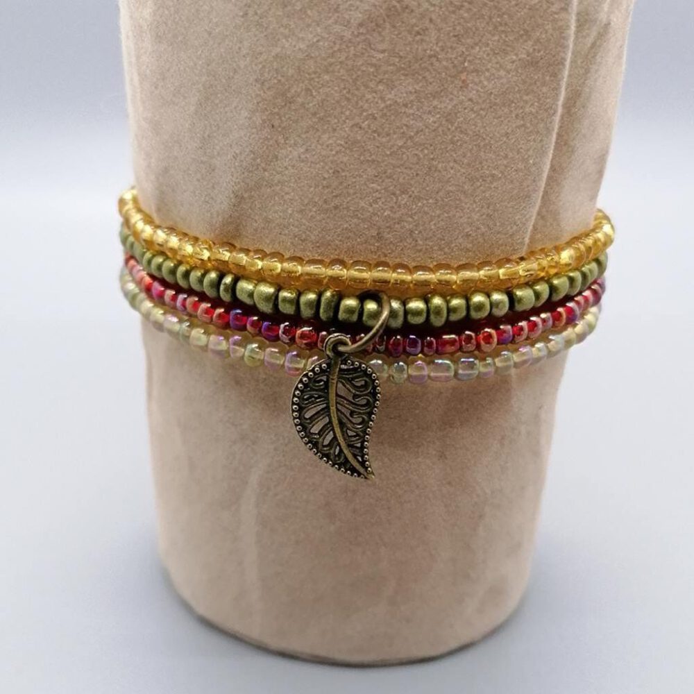 elastisches-armband-set-blatt Armband Set rot-grün mit Blatt Anhänger
