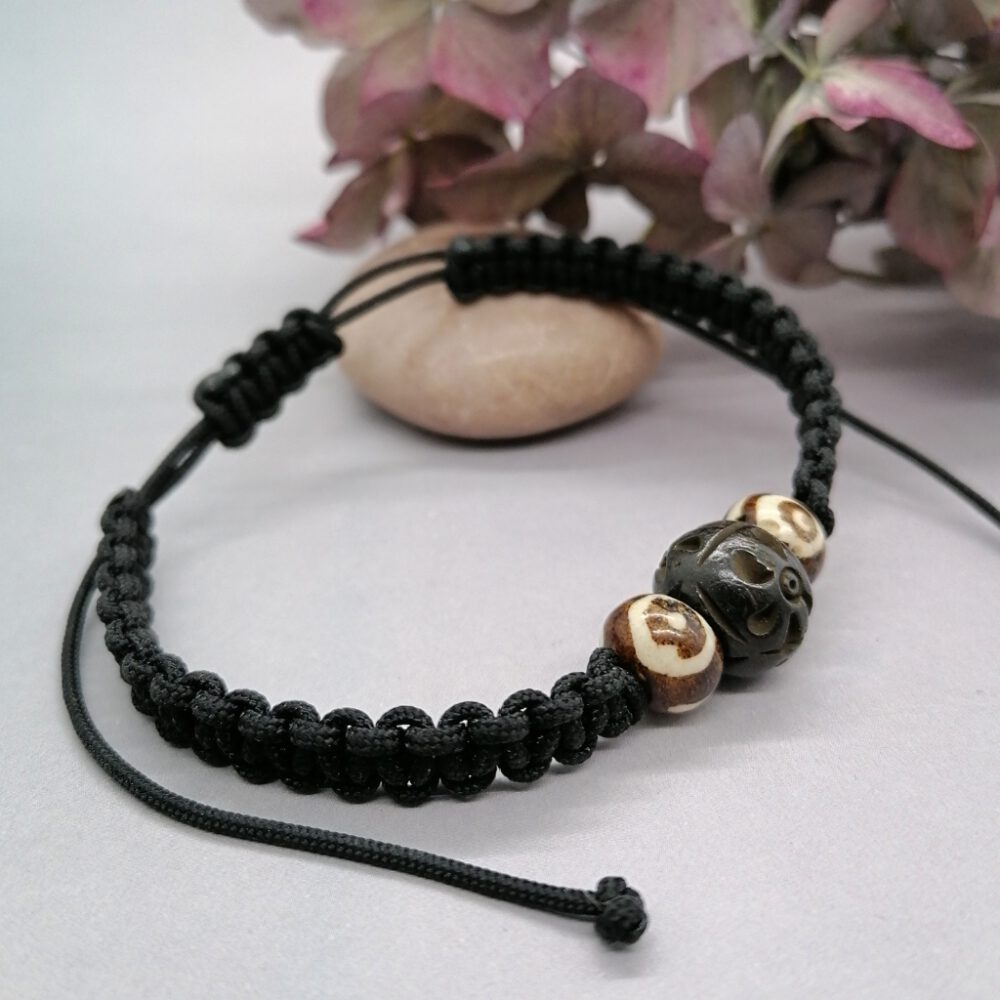 herren-armband-makramee-schwarz-braun Armband schwarz mit geschnitzter Perle