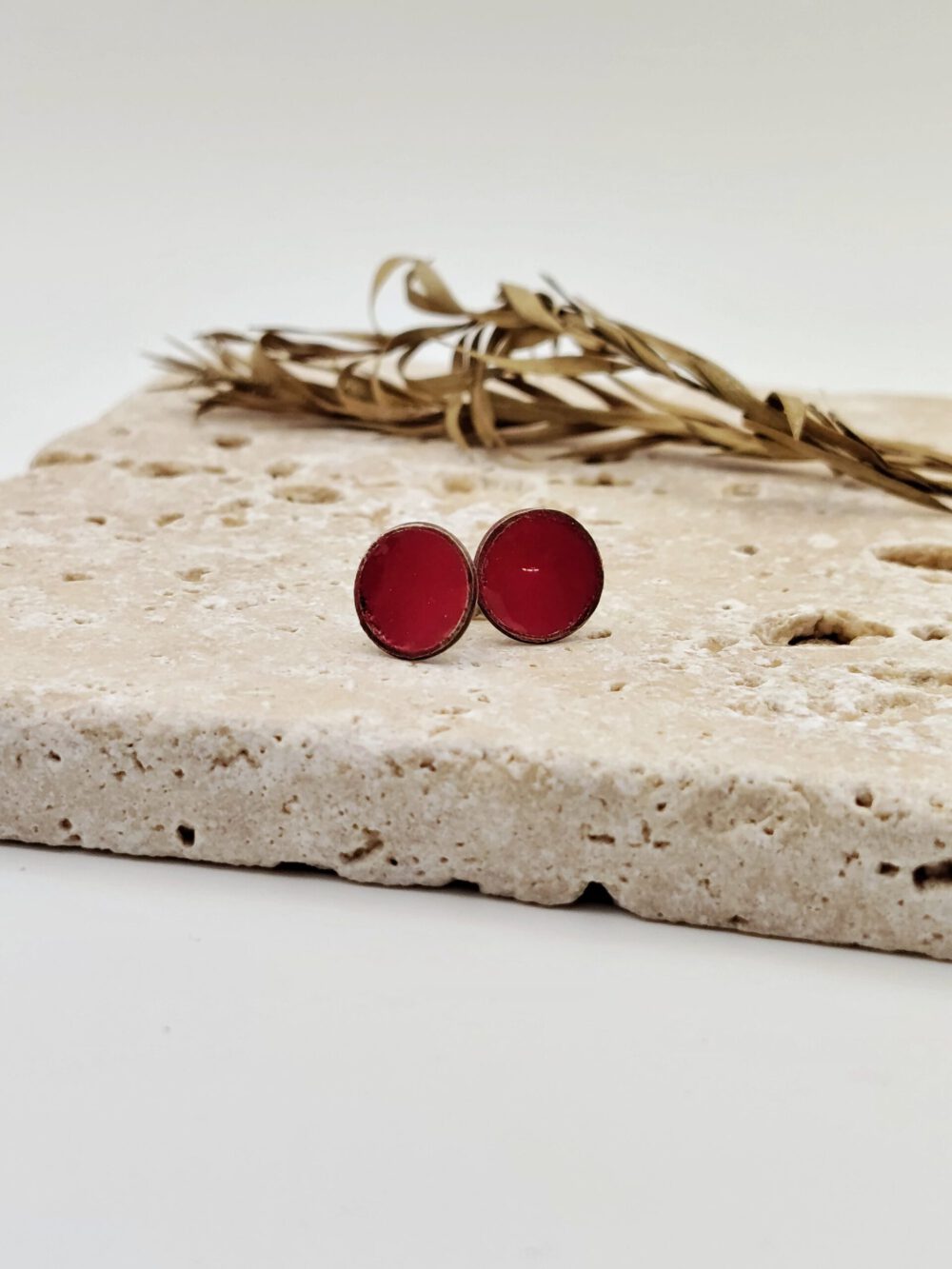 Emaillierte Ohrstecker rot