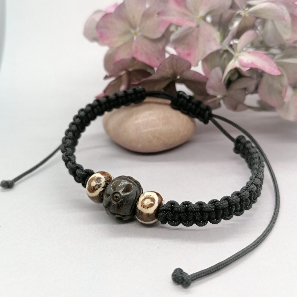 männer-armband-braun-schwarz Armband schwarz mit geschnitzter Perle