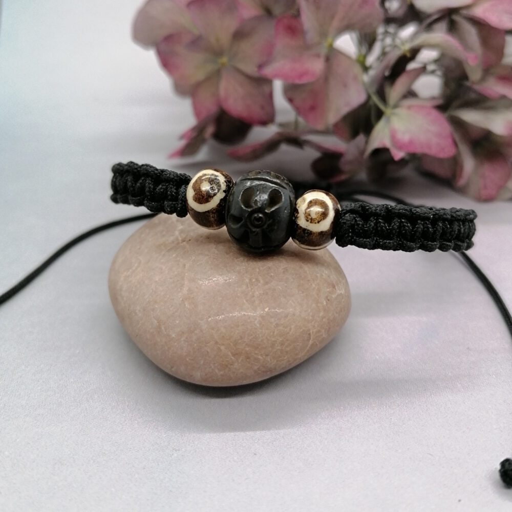 makramee-armband-mit-braunen-perlen Armband schwarz mit geschnitzter Perle