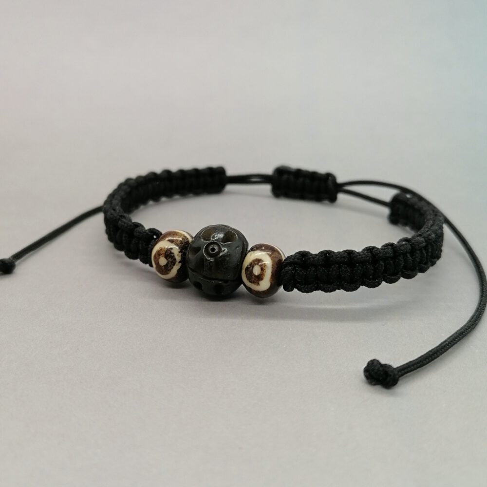 makramee-herren-armband-mit-geschnitzen-perlen Armband schwarz mit geschnitzter Perle