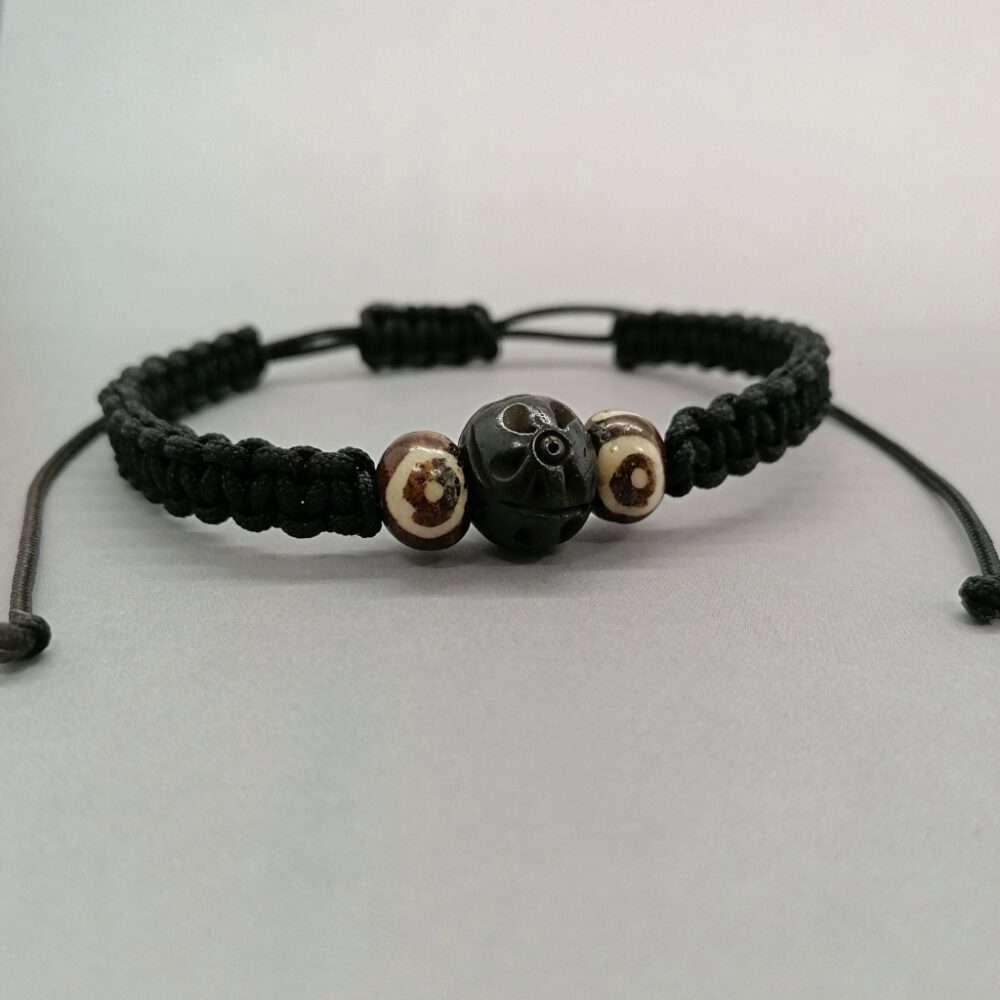 schwarz-braunes-makramee-armband-mit-perlen Armband schwarz mit geschnitzter Perle