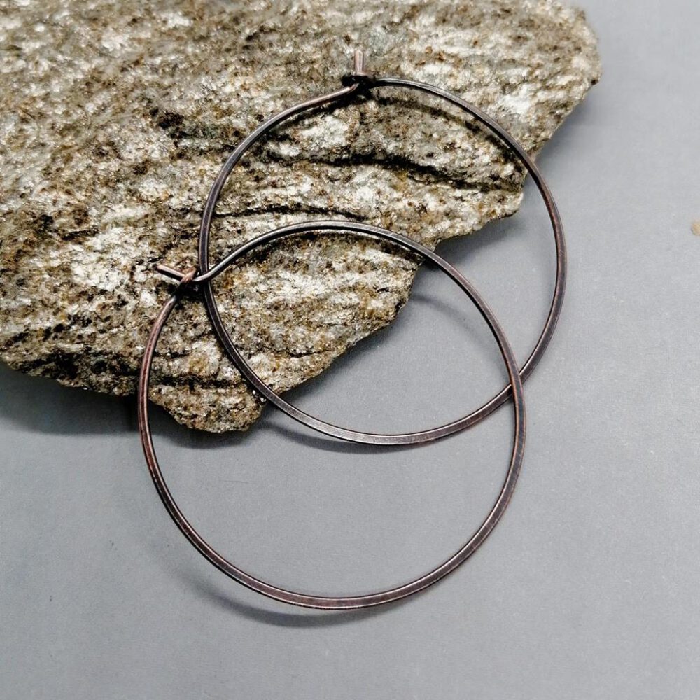 Oxidierte Kupfer-Creolen mit einzigartiger Patina - ein Schmuckstück mit Charakter. Creolen Kupfer 40 mm