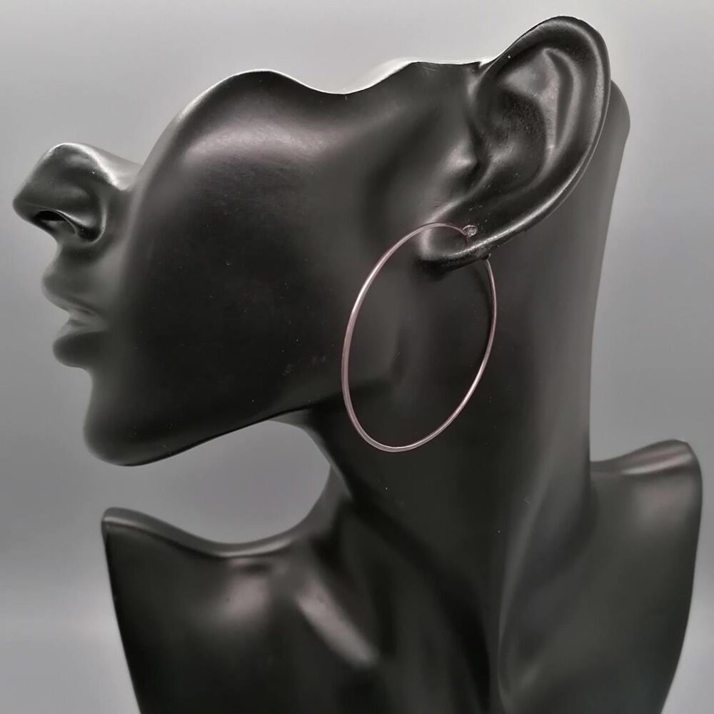 Tragebeispiel am Model der Creolen aus Kupfer Creolen Kupfer 50 mm