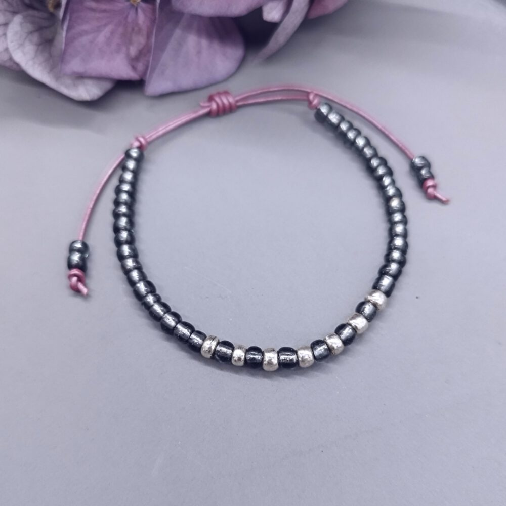 amethystfarbenes-armband-aus-leder-mit-grauen-und-silbernen-rocailles Leder Armband metallic, grau silber