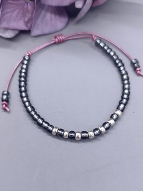 amethystfarbenes-armband-aus-leder-mit-grauen-und-silbernen-rocailles Leder Armband metallic, grau silber