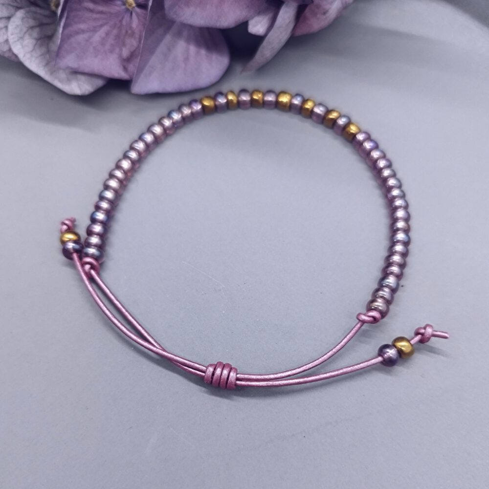armband-mit-ziehverschluss-leder-metallisch-amethyst-rocailles-rosa-gold Leder Perlen Armband light amethyst