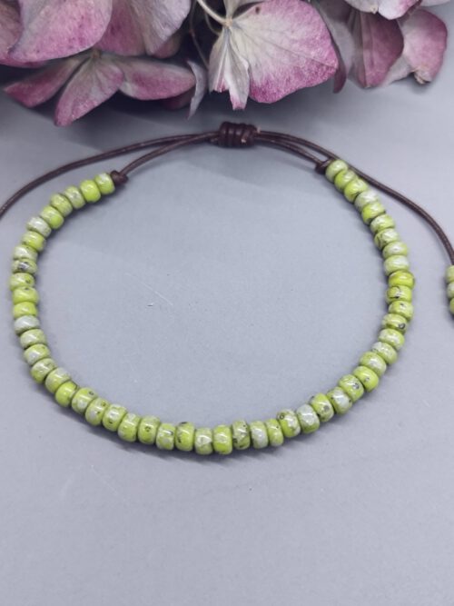 braunes-lederarmband-mit-grünen-miyuki-rocailles Leder Miyuki Armband grün-braun
