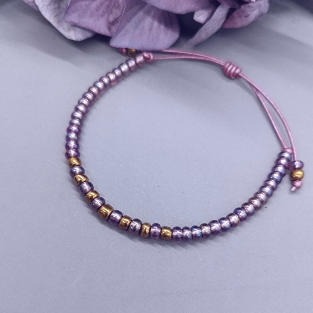 detailansicht-armband-leder-amethyst-rocailles-rosa-gold Leder Perlen Armband light amethyst
