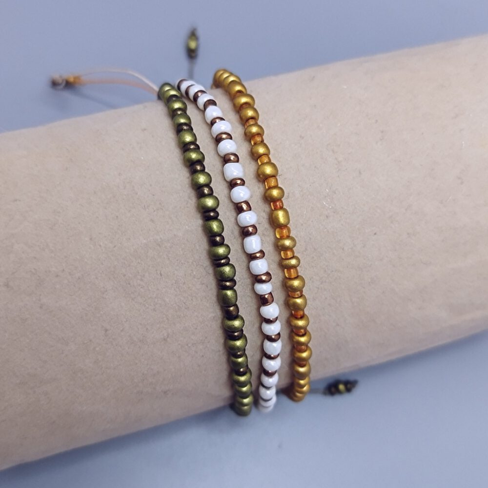 detailansicht-handgefertigtes-armband-mit-rocailles-verschiedene-farben Armband gold-orangene Rocailles