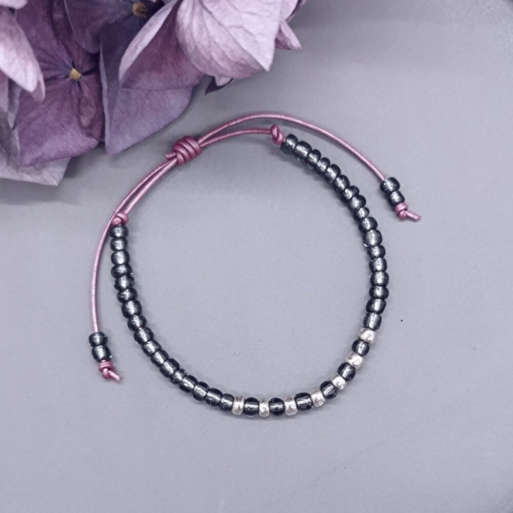 elegantes-armband-mit-grauen-rocailles-und-amethyst-farbenem-leder Leder Armband metallic, grau silber