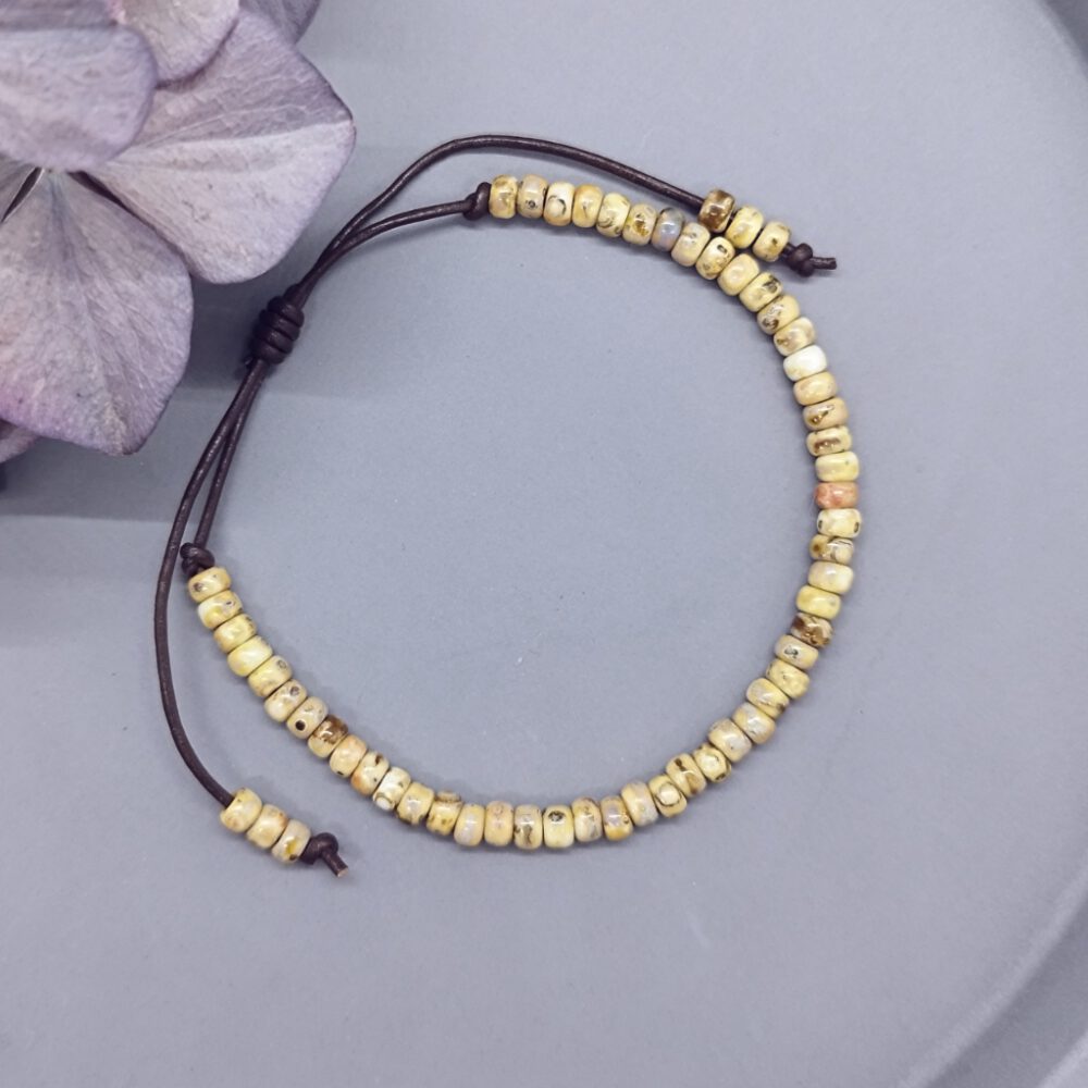 gelbes-miyuki-perlenarmband-auf-braunem-leder Leder Miyuki Armband braun-gelb