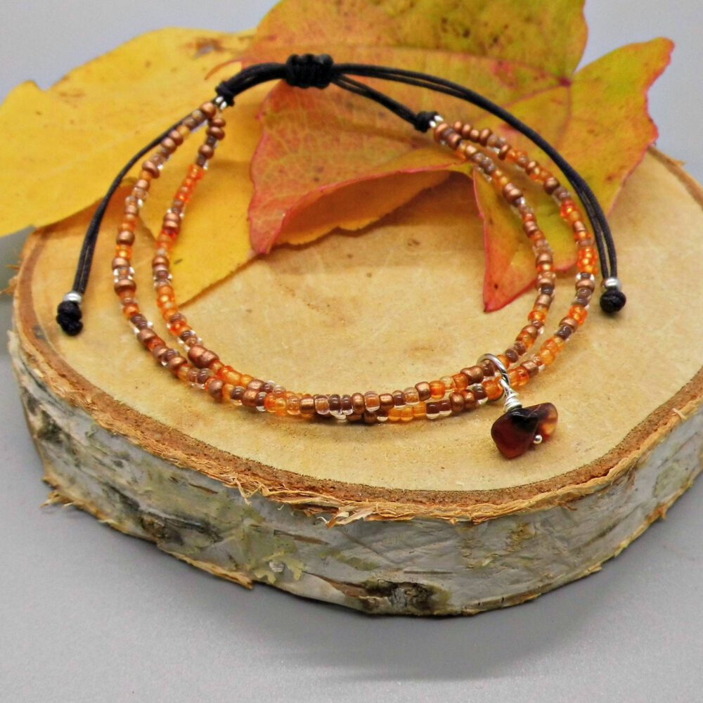 handgefertigtes-armband-im-hintergrund-von-natur Armband orange-kupfer mit Karneol
