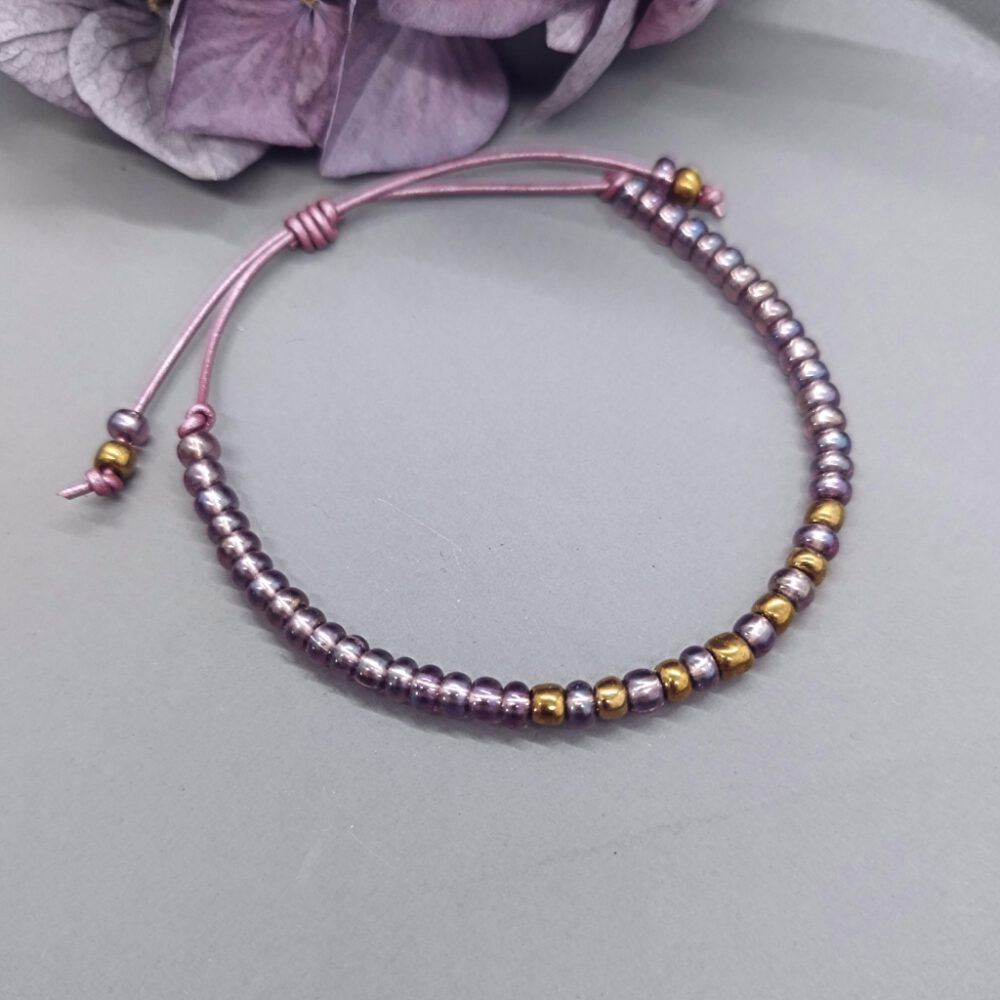 handgefertigtes-armband-leder-metallisch-amethyst-rosa-gold-rocailles Leder Perlen Armband light amethyst