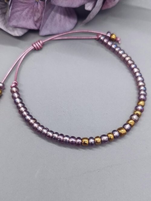 handgefertigtes-armband-leder-metallisch-amethyst-rosa-gold-rocailles Leder Perlen Armband light amethyst