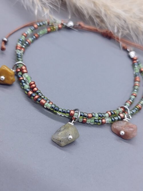 handgefertigtes-armband-mit-splitterperlen-aus-naturstein Armband grün-kupfer mit Natursteinen