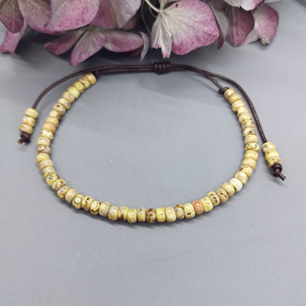 handgefertigtes-lederarmband-mit-gelben-miyuki-perlen Leder Miyuki Armband braun-gelb