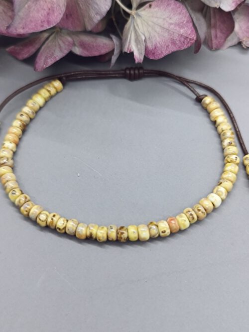 handgefertigtes-lederarmband-mit-gelben-miyuki-perlen Leder Miyuki Armband braun-gelb