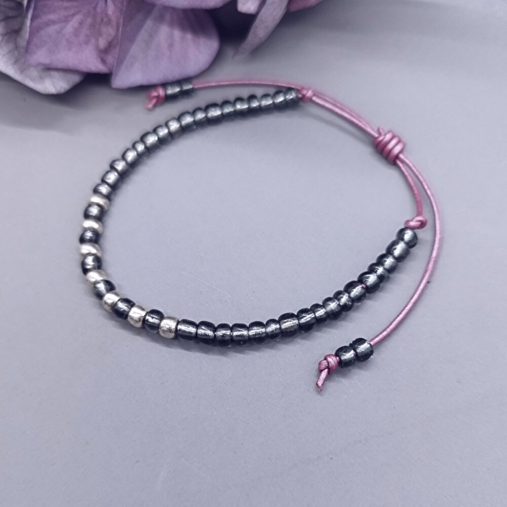 handgemachtes-lederarmband-metallic-amethyst-mit-grauen-und-silbernen-rocailles Leder Armband metallic, grau silber