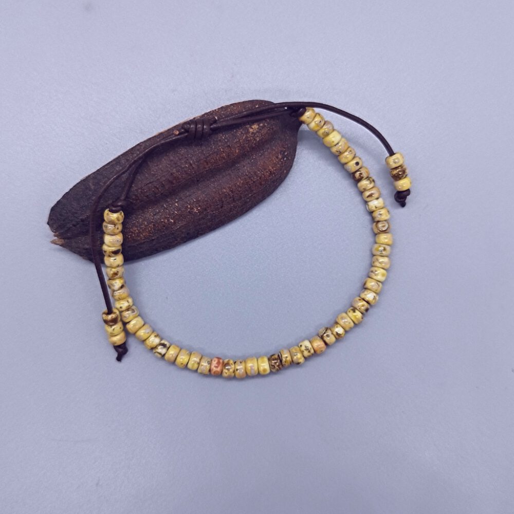 lederarmband-mit-gelben-perlen-und-ziehverschluss Leder Miyuki Armband braun-gelb
