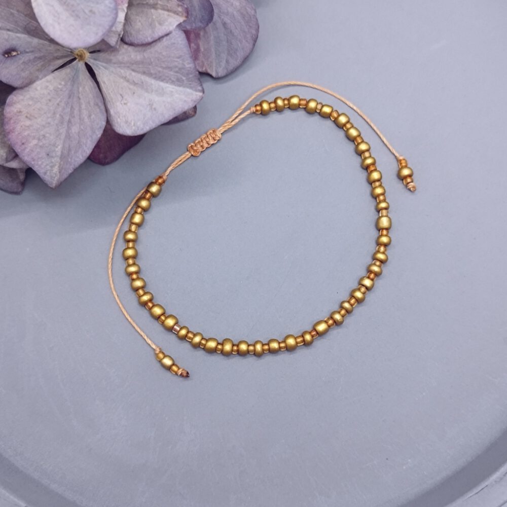 minimalistisch-verstellbares-armband-gold-orange-design Armband gold-orangene Rocailles