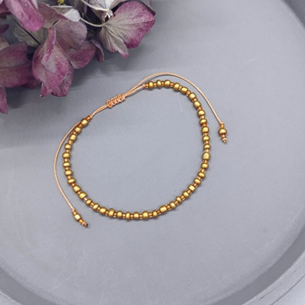 schmales-armband-handgefertigt-2mm-breit-verstellbar Armband gold-orangene Rocailles