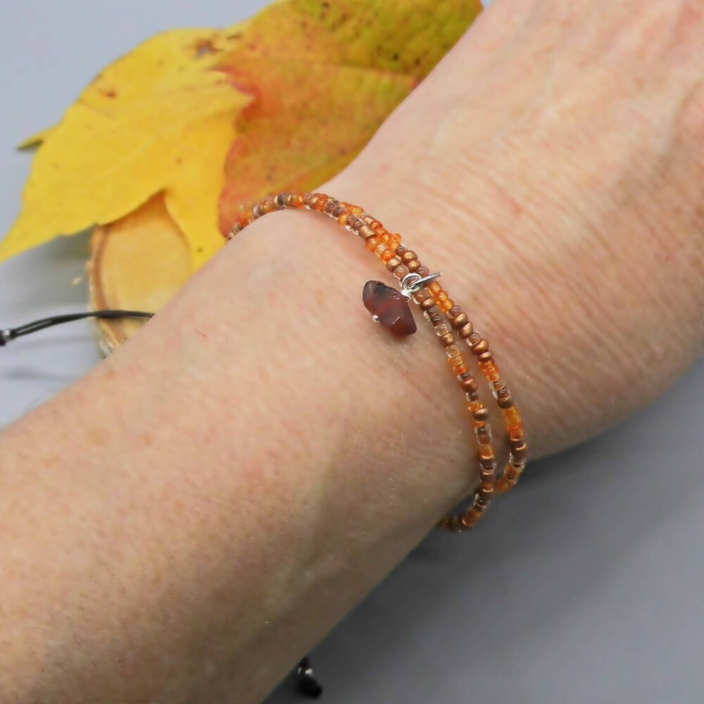 tragendes-model-mit-armband-beim-entspannen Armband orange-kupfer mit Karneol