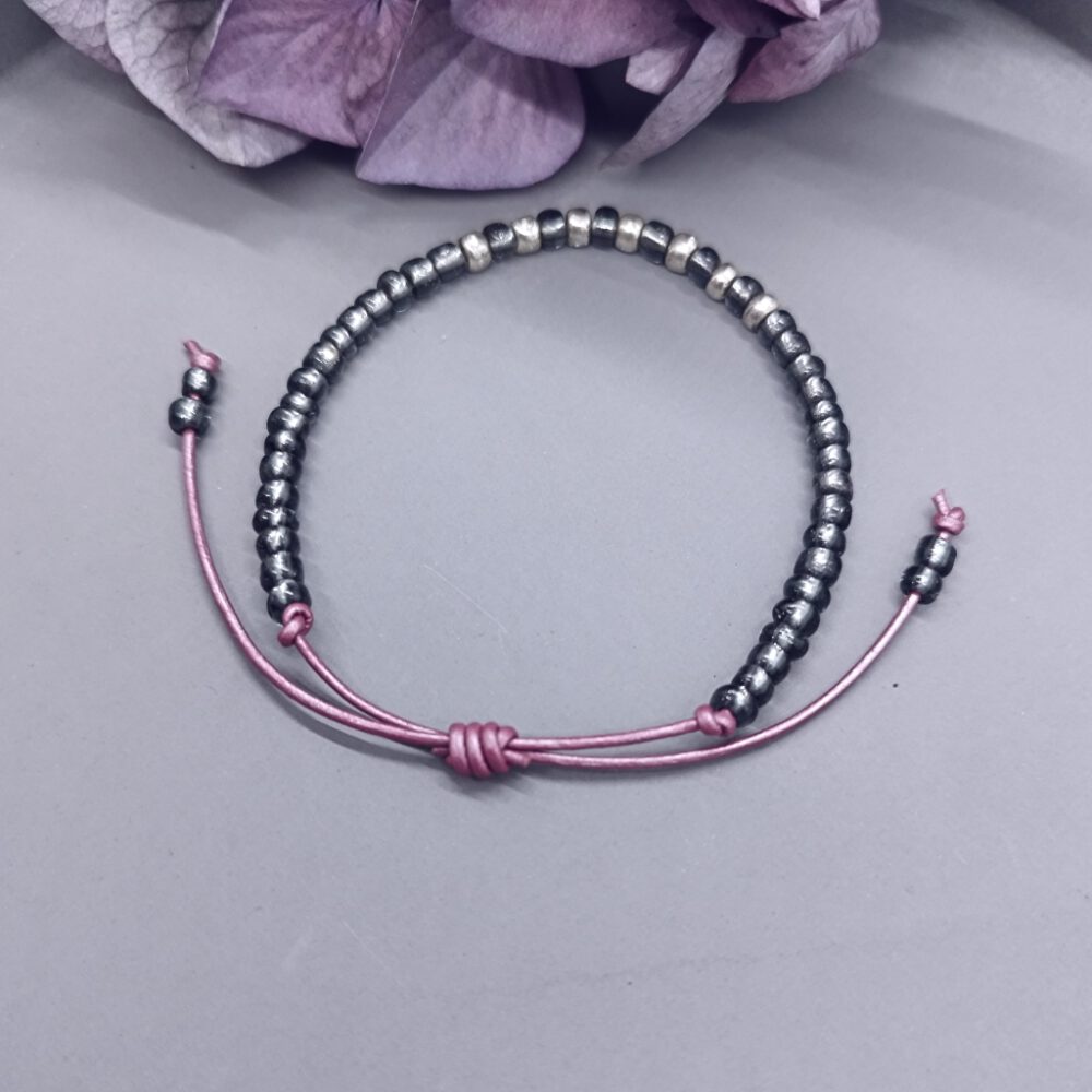verstellbares-perlen-lederarmband-handgefertigt-mit-ziehverschluss Leder Armband metallic, grau silber
