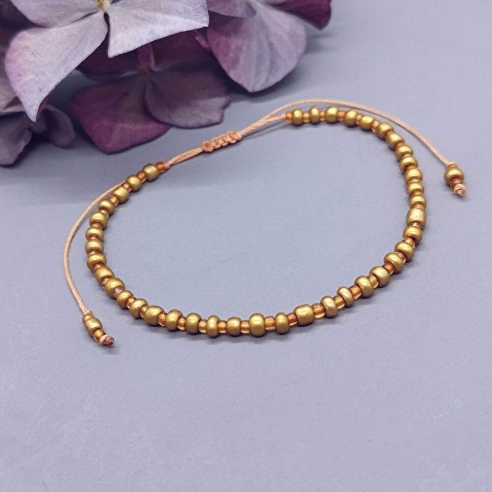 zartes-armband-mit-matten-goldfarbenen-und-orangefarbenen-rocailles Armband gold-orangene Rocailles
