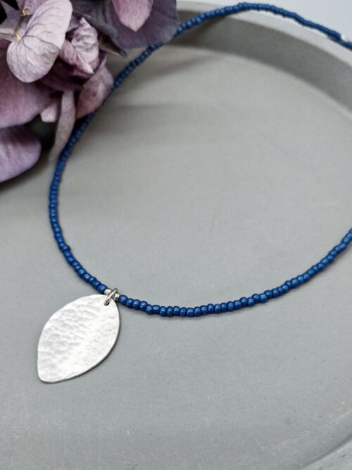 Choker-Kette aus denim-blauen Rocailles mit gehämmertem Silberblatt-Anhänger Kette Blatt gehämmert denim-blau