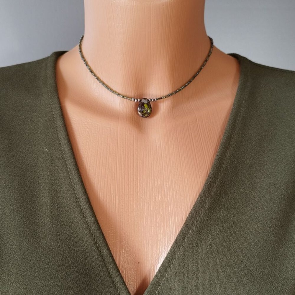 Kette olivgrün mit Preciosa Anhänger