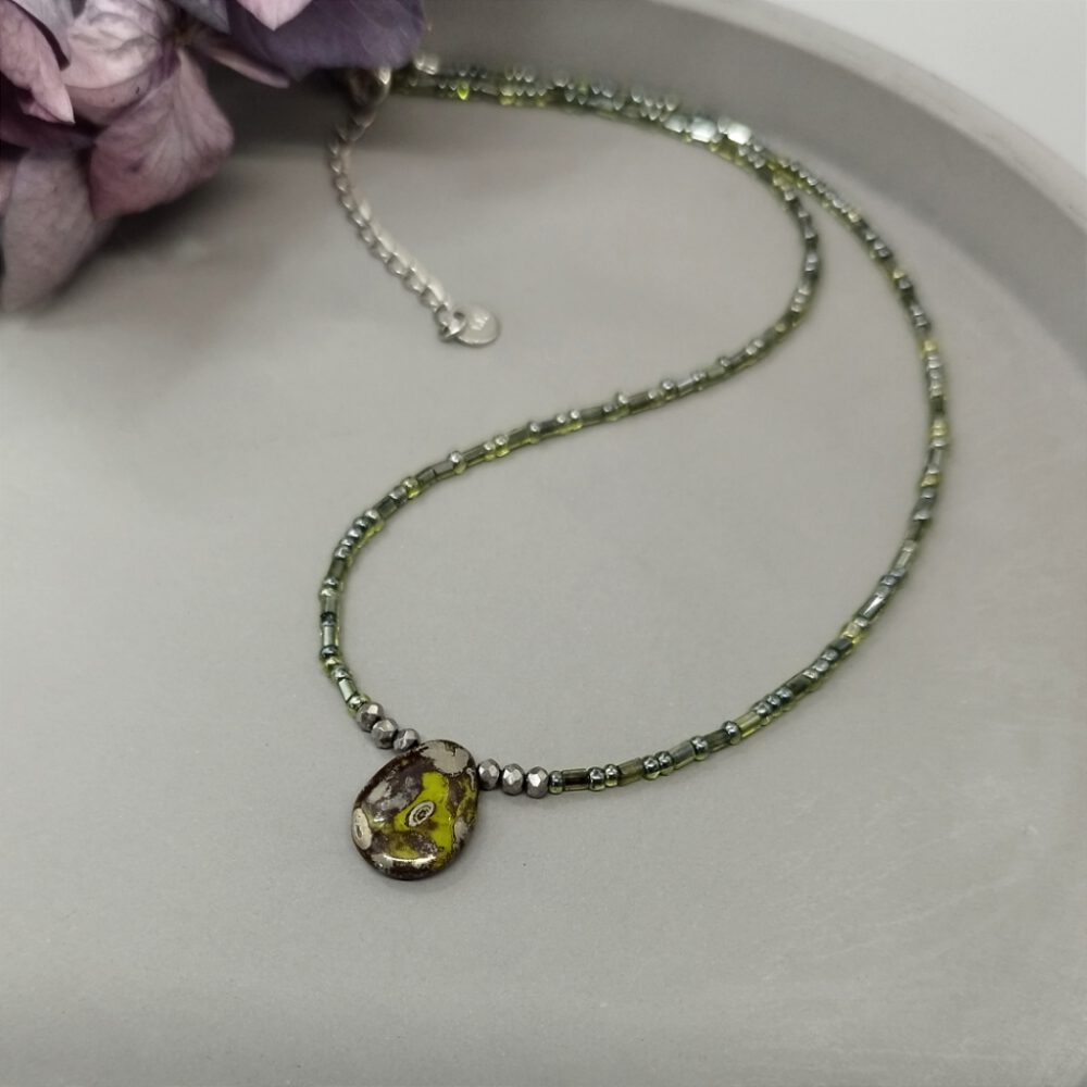 Kette olivgrün mit Preciosa Anhänger