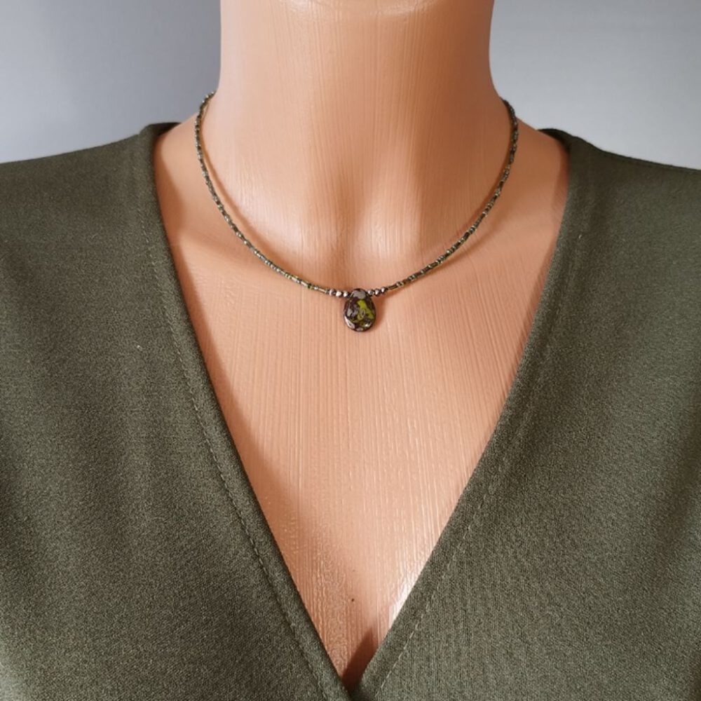 Kette olivgrün mit Preciosa Anhänger